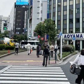 五反田駅東口を出て左へ進む交差点の様子