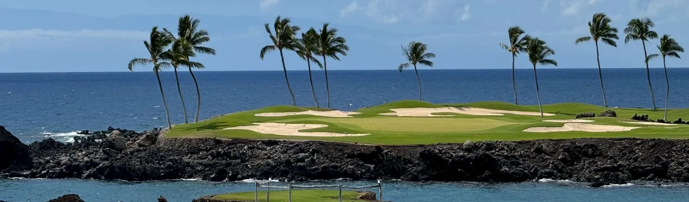 海沿いのゴルフコースの風景